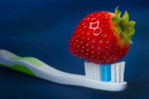 ягода на зубной щетке