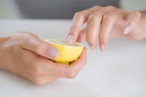 лимон в руке